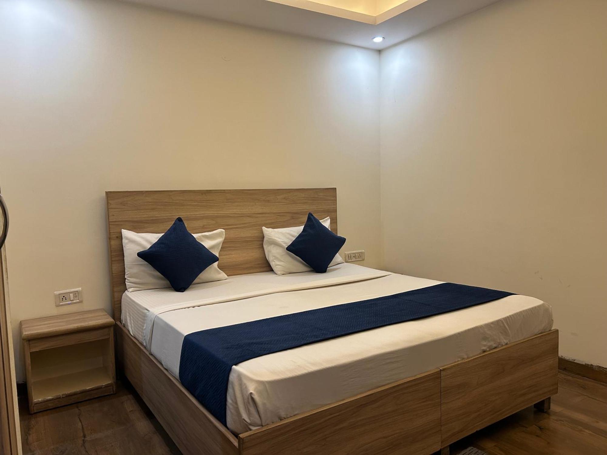 Airport Hotel Golden Bliss Near Delhi Airport Нью-Дели Экстерьер фото